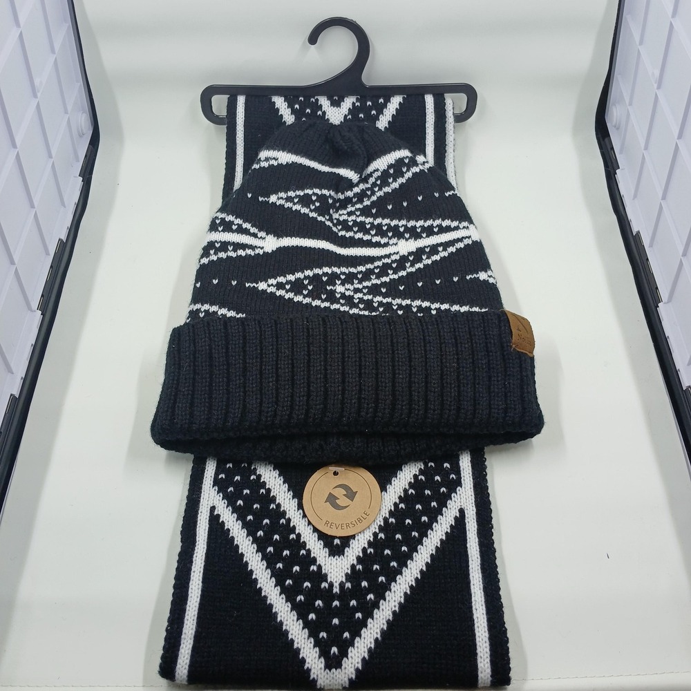 Nollia Hat Scarf Set‎ Womens One Size Black White Chevron Knit Reversible